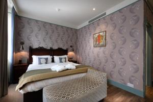 伦敦Morton Hotel的一间卧室配有一张床和紫色的墙壁