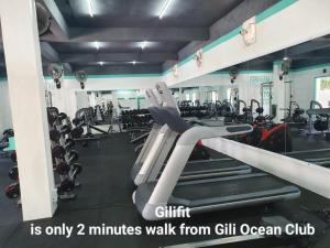 吉利特拉旺安Gili Ocean Club - ADULTS ONLY的健身房,配有各种跑步机和机器