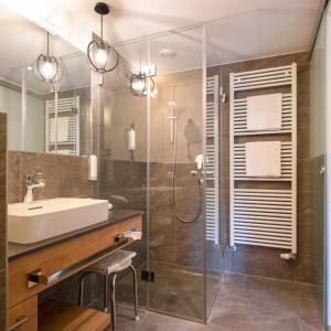 魏森湖魏森塞纳格勒霍夫酒店的一间带水槽和淋浴的浴室