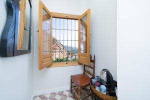 伊斯纳哈尔Villa Moana的客房设有窗户和椅子,享有美景。