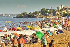 科隆Atalaya的海滩上一群人拿着遮阳伞