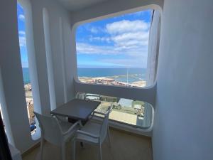 卡萨布兰卡蓝色海岸酒店 的海景客房内的桌椅