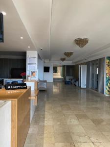 卡萨布兰卡蓝色海岸酒店 的带沙发和桌子的大客厅