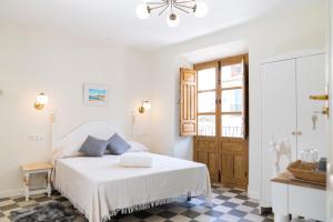 伊斯纳哈尔Villa Moana的一间白色卧室,配有一张床和 ⁇ 板地板