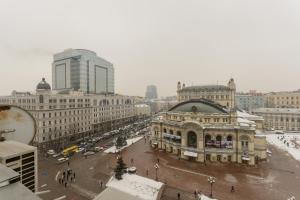 基辅Роздільна 3 кімнатна по вул Володимирська , навпроти Оперного Театру的城市街道的空中景观和建筑