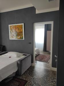 塞拉瓦莱·斯克里维亚Capriccio Art Hotel的一间卧室设有一张大床和一个窗户。