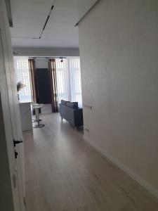 杜尚别Lovely 1-bedroom rental unit in downtown的带沙发和桌子的空客厅