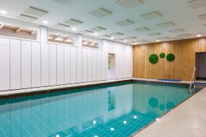 SemriachDer Trattner - Hotel Trattnerhof & Hotel Schöcklblick的健身房内的游泳池,带游泳池