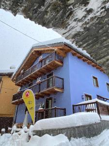 拉特乌伊莱里弗杰欧丽拉旅馆的前面有滑雪板的蓝色房子