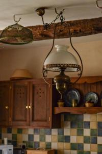巴森斯韦特达希农舍度假屋的厨房的天花板上挂着一盏灯