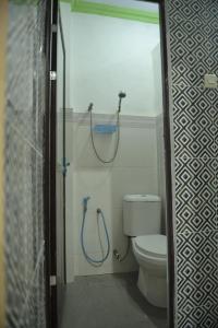 帕卢Penginapan AIRA的带淋浴、卫生间和淋浴的浴室