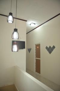 帕卢Penginapan AIRA的浴室设有2盏灯和镜子