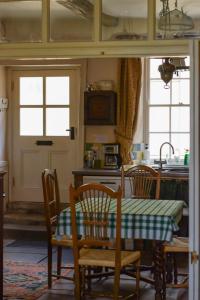 巴森斯韦特达希农舍度假屋的带桌椅的厨房和带窗户的厨房