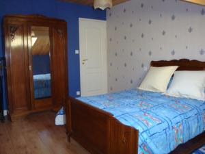CellesFermette Rénovée的一间卧室配有一张蓝色墙壁的床