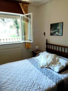 拉弗兰卡La Choza de La Franca的卧室配有白色的床和窗户