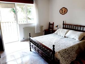 拉弗兰卡La Choza de La Franca的一间卧室设有一张床和一个大窗户