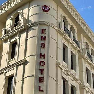 伊斯坦布尔Ens Hotel的建筑一侧的酒店标志