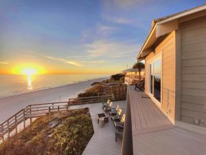 因莱特海滩Nifty Shades Of Gray Home的享有海滩美景的阳台
