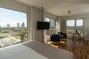布宜诺斯艾利斯Almarena Madero Urbano的酒店客房设有一张床和一个大窗户