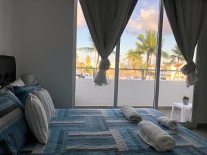蓬塔卡纳Ducassi Sol Caribe Beach的一间卧室配有带枕头的床