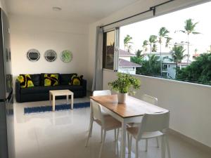 蓬塔卡纳Ducassi Sol Caribe Beach的客厅配有桌子和沙发