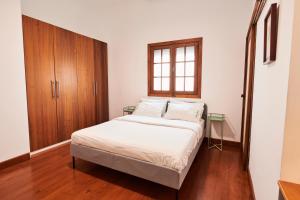 圣克鲁斯-德特内里费拉里塔度假屋的一间卧室配有一张床和一个木制橱柜