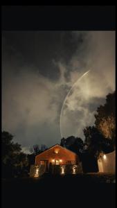 阿尔莎法كوخ البيلسان的夜晚天空中月亮的房子