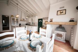 格兰杜拉Monte Lusitano Sossego的厨房配有餐桌和炉灶。