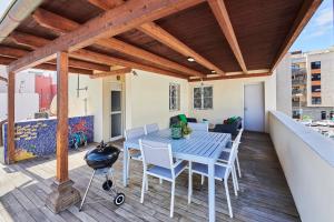 圣克鲁斯-德特内里费拉里塔度假屋的露台配有蓝色的桌子和椅子,