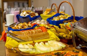 坎波斯杜若尔当Pousada Kaliman Luxo的一张桌子上面有很多不同类型的食物