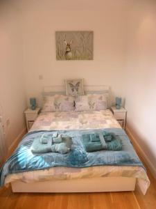 Saint DominickOakey Orchard - cosy apartment in Tamar Valley, Cornwall的一间卧室配有带3个枕头的床