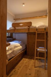 科尔蒂纳丹佩佐Casa Betulla的双层床间设有两张双层床和梯子