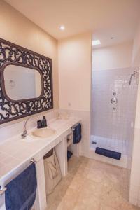 科拉雷侯Villa Tiguaro Piscina Climat Jacuzzy AC Villa 9 12的浴室配有盥洗盆和带镜子的淋浴