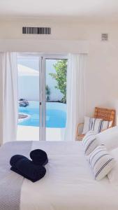 科拉雷侯Villa Tiguaro Piscina Climat Jacuzzy AC Villa 9 12的一间卧室设有一张床,享有海景