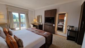 布拉克内尔科比德比奇酒店的酒店客房设有一张大床和一台电视。