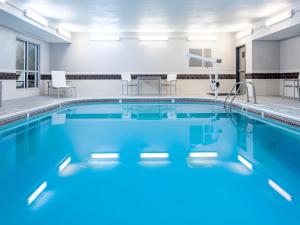 莫米莫米托莱多乡村套房酒店的大楼内的一个蓝色海水游泳池