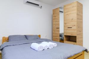 索科矿泉村Apartman Dina的一间卧室配有一张床,上面有两条毛巾
