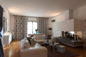 Sala BologneseCa'stello23的客厅配有沙发和桌子