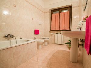 卡梅里诺Alla scoperta delle Marche的浴室配有2个卫生间、浴缸和水槽