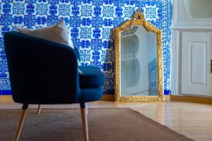 科英布拉AltoCanto的一间带椅子和镜子的房间