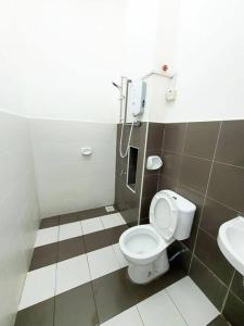 新山2-Storey Near Aeon Bukit Indah/ Legoland (6 paxs)的一间带卫生间和水槽的浴室