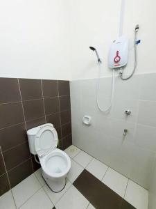 新山2-Storey Near Aeon Bukit Indah/ Legoland (6 paxs)的一间带卫生间和淋浴的浴室