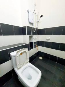 新山2-Storey Near Aeon Bukit Indah/ Legoland (6 paxs)的浴室配有白色卫生间和淋浴。
