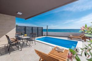 Villa Eni Beachfront apartment with pool平面图