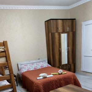 卡兹贝吉白房子旅馆的一间卧室配有一张床和一个木制橱柜