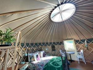 兰戈伦Thistlebank Yurt的蒙古包内带一张床的房间