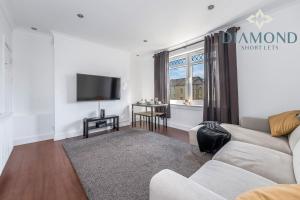 爱丁堡Cosy 2 Bed Apt West End Edinburgh FREE PARKING的带沙发和平面电视的客厅