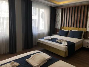 伊斯坦布尔Sultanahmet Nu Hotel的一间卧室配有两张带蓝色枕头的床