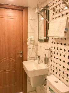 伊斯坦布尔Sultanahmet Nu Hotel的一间带水槽、卫生间和镜子的浴室