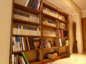 比利亚夫利诺拉布拉尼娜酒店的书架上装满了书